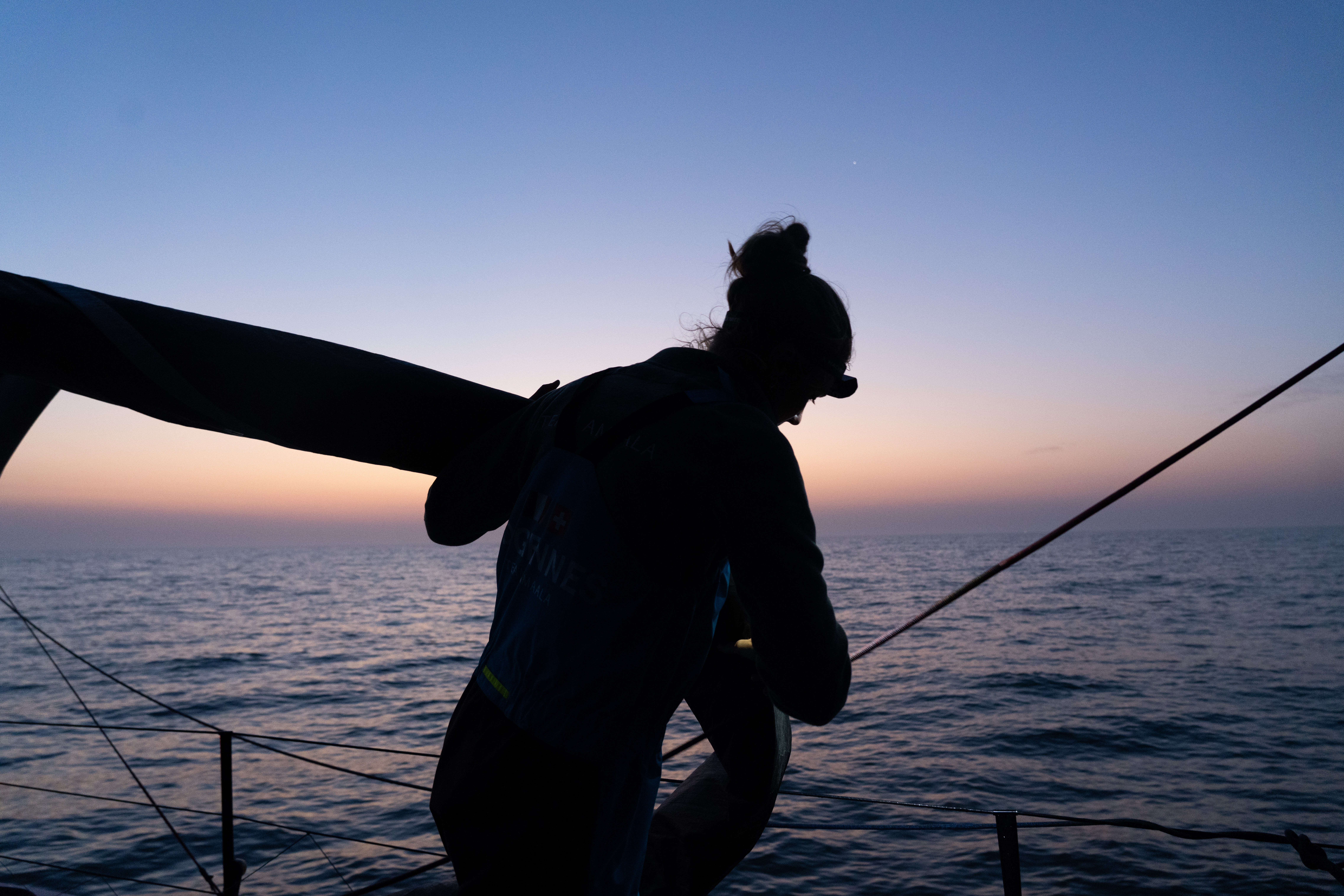 the-ocean-race-europe-2025-quand-musique-manoeuvres-embruns-et-reglages-rythment-le-quotidien-du-team-amaala